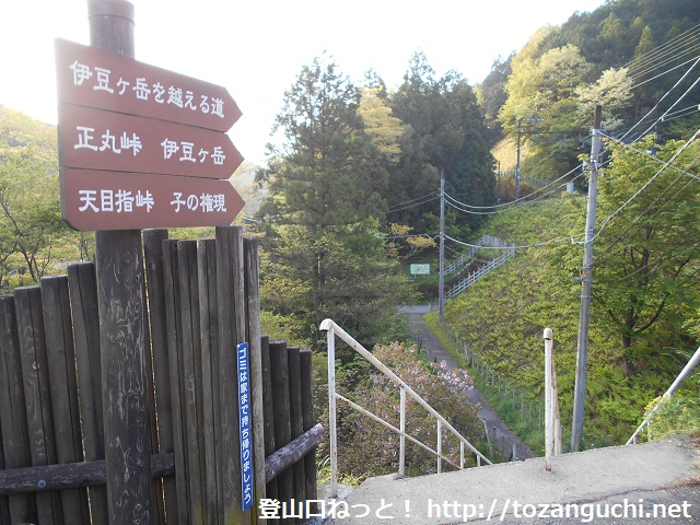西武秩父線の正丸駅前の階段に設置してある伊豆ヶ岳の登山コースを示す道標
