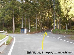 栗生神社に行く途中の林道の十字路
