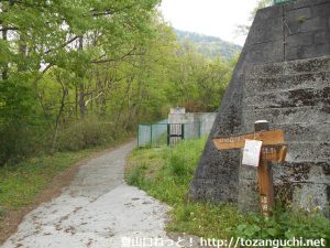 戸神山南山麓の虚空蔵尊本殿手前左手にある水道施設横から見る戸神山のハイキングコース