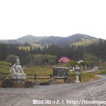 観音寺の入口から見る戸神山