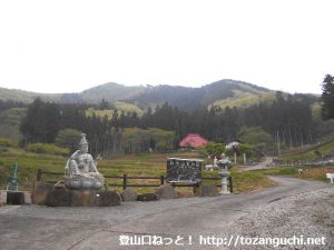 観音寺の入口から見る戸神山