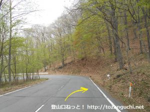国道406号線の須賀尾峠にある丸岩登山口前