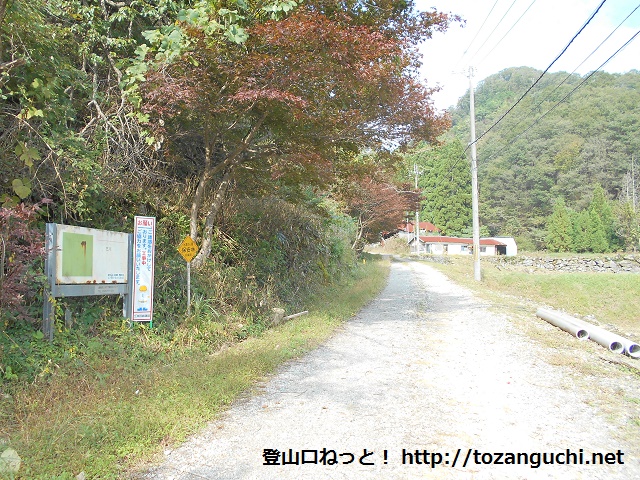 三川山への林道の入口（稲葉）