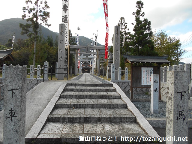 東郷山の登山口への入口となる大森神社
