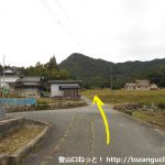 六社神社から岳山の斗升登山口に向かう途中のＴ字路を直進