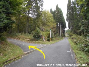 県道421号線の矢多田南登山口の入口
