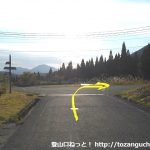 神郷温泉バス停から東に進みすぐ先のＴ字路を右折