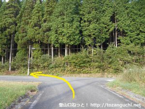 神郷温泉バス停から東に進みすぐ先のＴ字路を右折しその先のＴ字路を左折
