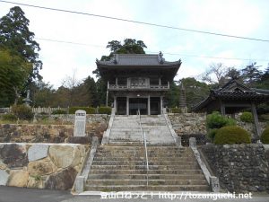 祇園山の山頂に佇む祇園寺の山門