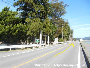 由加神社前の車道