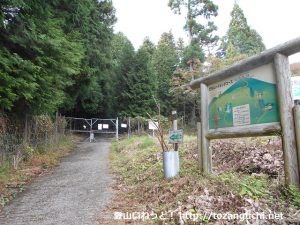 笠形山の仙人滝コースの登山口のゲート前