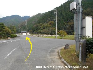 竹ノ内バス停からの道が不動ノ滝方面に向かう林道に出合うところ