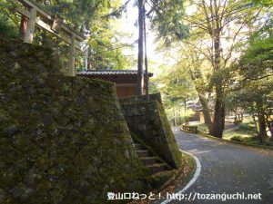 作山の八幡神社前の車道