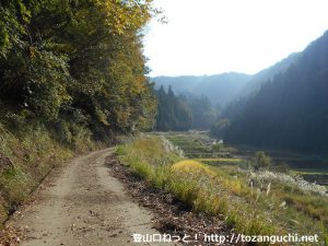蘇武山の寺河内登山口に行く途中の農道