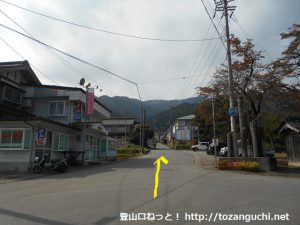 山田バス停横の車道をスキー場の方に進む