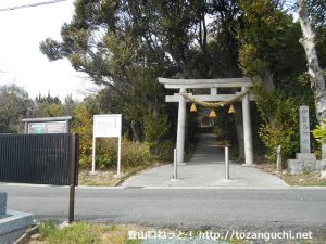 伊寶石神社の一の鳥居と二川自然歩道の案内板