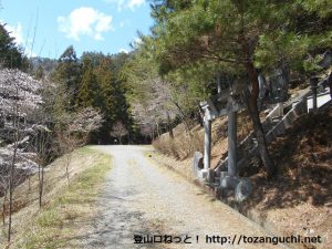百蔵山の登山口手前の大山紙神社参道入口から登山者用駐車場を見る