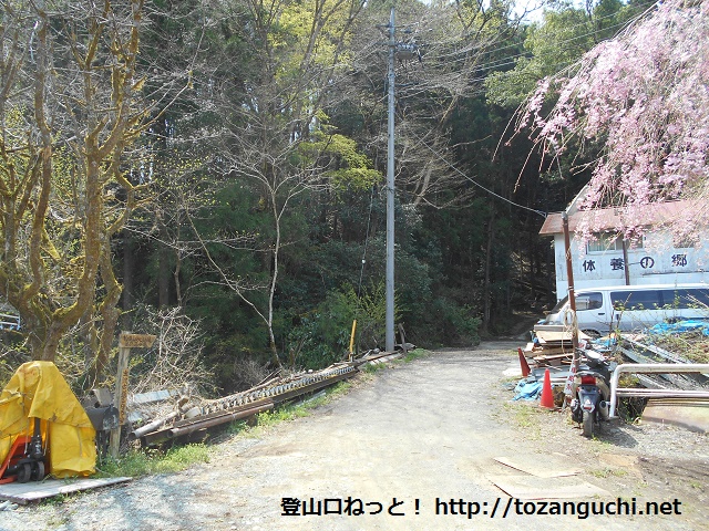 ふれあい動物村の松田山ハイキングコース入口