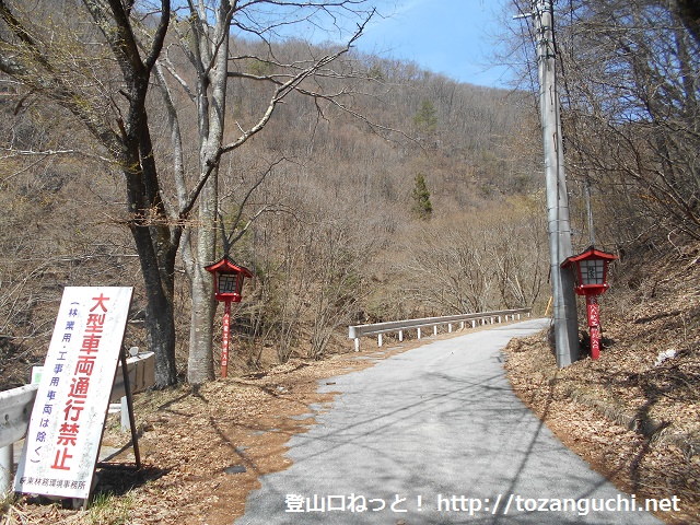 湯ノ沢峠に向かう林道の入口