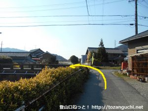 名電長沢駅から宮路山登山口に向かう途中で左折して橋を渡るところ