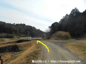 瓶割峠の富幕山登山口に行く途中で橋を渡るところ