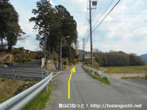石巻山自然歩道の入口から車道を直進する