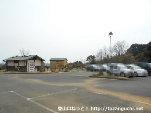 梅田親水公園の駐車場とトイレ