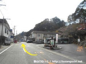 奥山バス停前の車道を奥山高原の方に進む