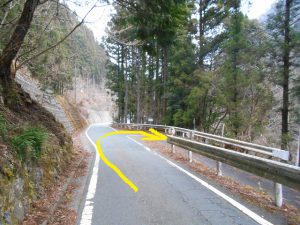 日本ヶ塚山の中沢登山口に向かう林道の入口