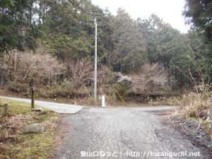 天子ヶ岳の登山口前のＴ字路