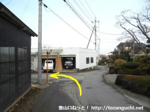 竹居バス停北側から左の小路に入りT字路に突き当たったら右折しすぐに左折