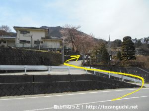 檜峯神社前バス停から坂道を上る