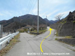 檜峯神社前バス停から坂道を上って国道137号線を横切ったらその先の分岐を右へ
