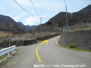檜峯神社前バス停から坂道を上って国道137号線を横切ったらその先の分岐を右へ進んでその先の分岐も右に進む