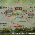 檜峯神社の境内に設置されている登山コースを示す案内板