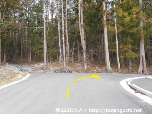 杓子山・立ノ塚峠の登山口前の車道終点（※工事中）