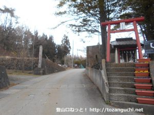 石割神社前宮を右に見送り石割神社の参道入口の方に進む