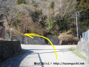 笹子駅出口から右の坂を上がった先のＴ字路を左折