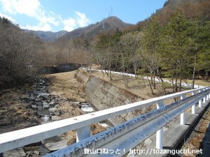 笹子変電所から見る清八峠に向かう登山コース