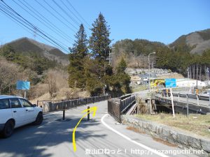 国道20号線の笹子トンネル手前から左のわき道に入り橋を渡る