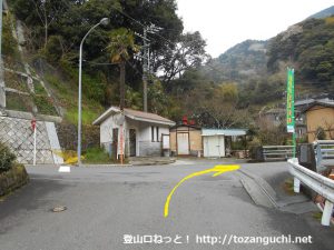 平山バス停の少し先のトイレのあるＴ字路を右折