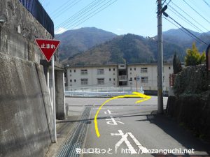 鳥沢駅東側の踏切を渡ったらＴ字路を右折した先の辻を直進して広めの道に出たら右折