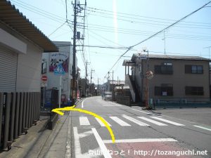 奈良井バス停横の横断歩道のところから左の小路に入る