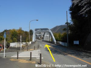 尾崎記念館の手前の鉄橋