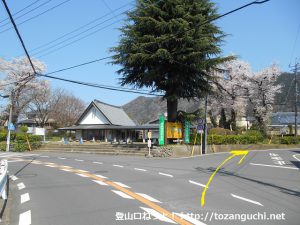 尾崎記念館前の分岐を右へ