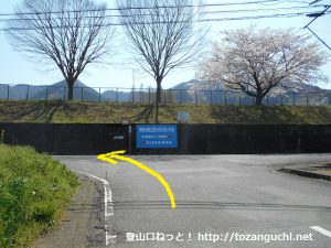 愛川ふれあいの村に突き当たるＴ字路を左折