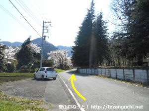 愛川ふれあいの村を回り込む道