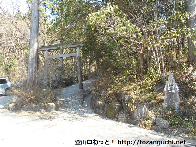 金時神社の参道入口