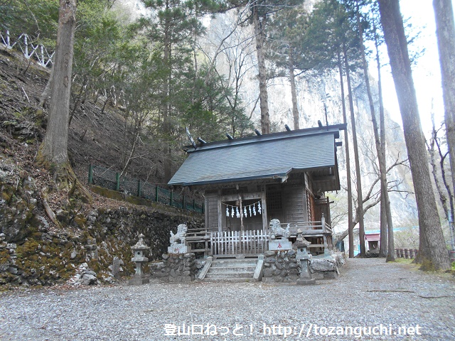 小川谷林道の入口にたたずむ石山神社の本殿
